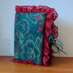 Vintage Handmade Padded And Laced Christmas Holley Berry Photo Album